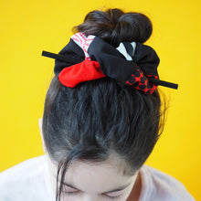 Load image into Gallery viewer, Scrunchie Silk Cotton Black Red

